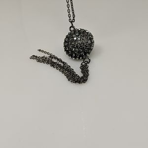 Long simple chain with round pendant